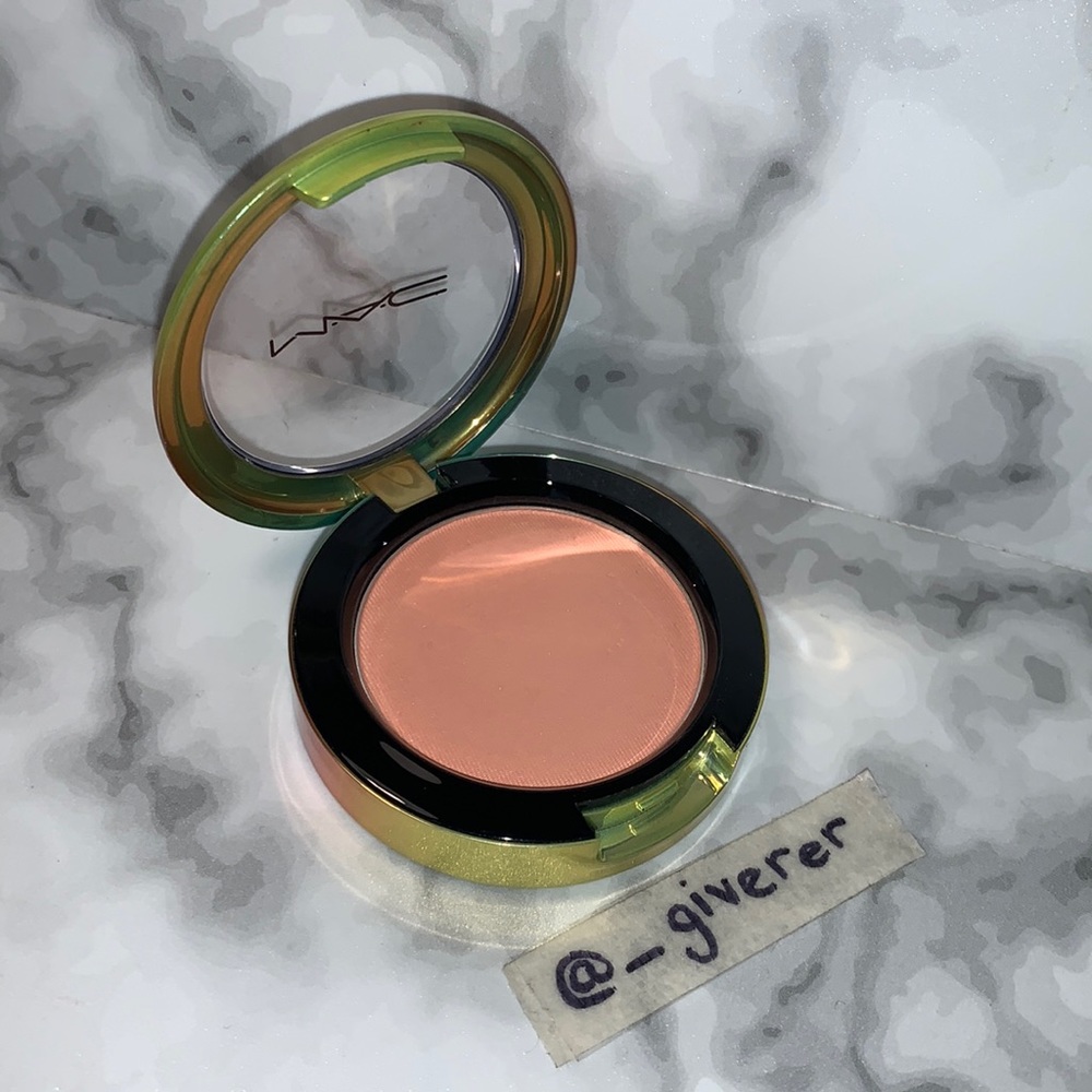 CRISP WHITES Wash & Dry MAC Powder Blush